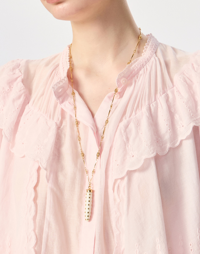 이자벨마랑 [LONG NECKLACE] 크림 물소 뿔 장식 펜던트 목걸이 착용컷