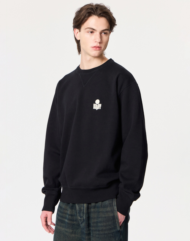 이자벨마랑남성 블랙 로고자수 면혼방 맨투맨티셔츠 착용컷