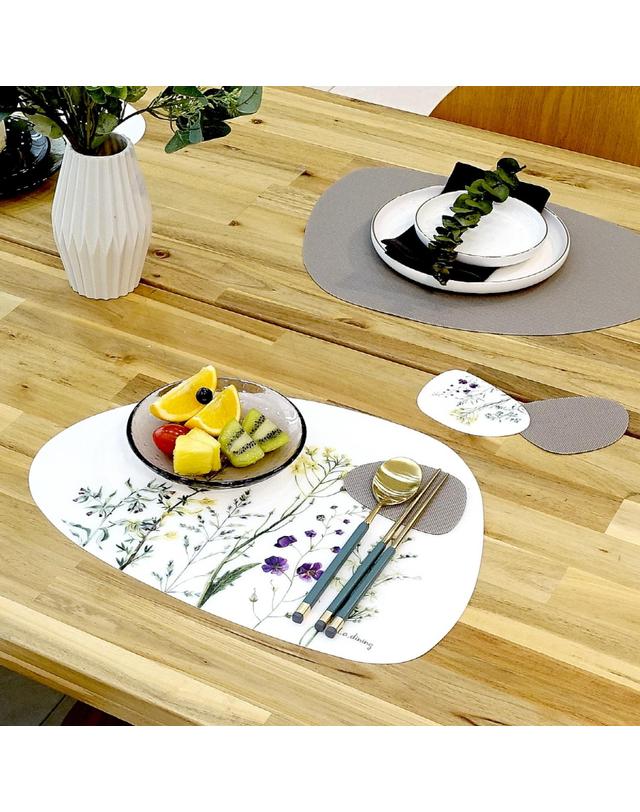 엘라다이닝 항균 TPU 셸리 야생화 식탁매트 엘라다이닝 착용컷