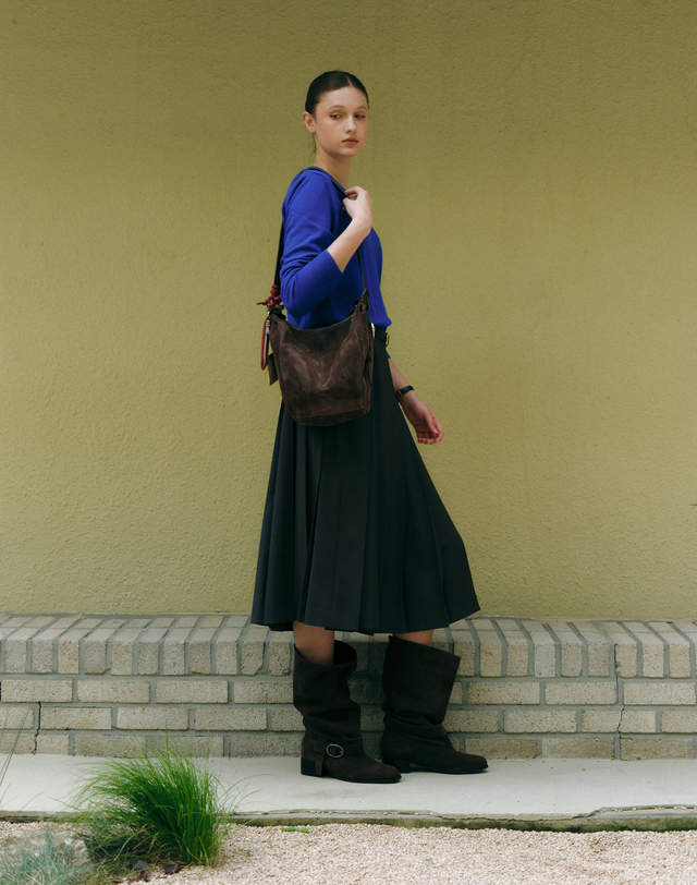 질스튜어트 뉴욕 액세서리 [SAGE] 이태리스웨이드 세이지 호보백 겸 슬링백 M 다크브라운 진한 브라운 착용컷
