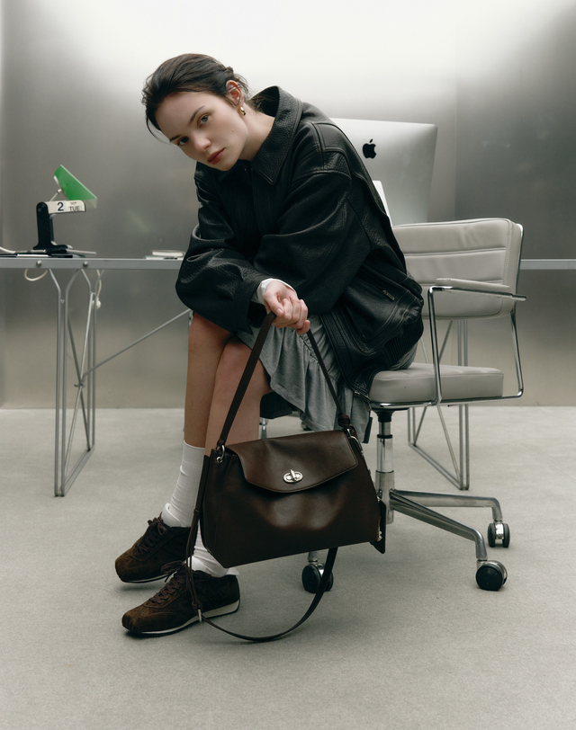 질스튜어트 뉴욕 액세서리 [ARLETTE] 알렛 스웨이드 스니커즈 다크 브라운 진한 브라운 착용컷
