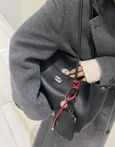 [AUBE] 가죽 오브 장식 롱숄더 M 블랙