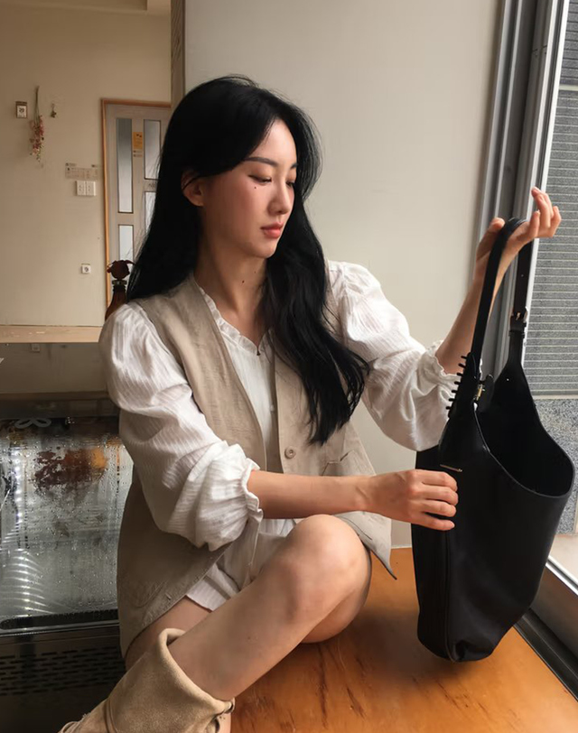 질스튜어트 뉴욕 액세서리 [NEUT] 뉴트 나일론 가죽 콤비 숄더백 L 블랙 착용컷