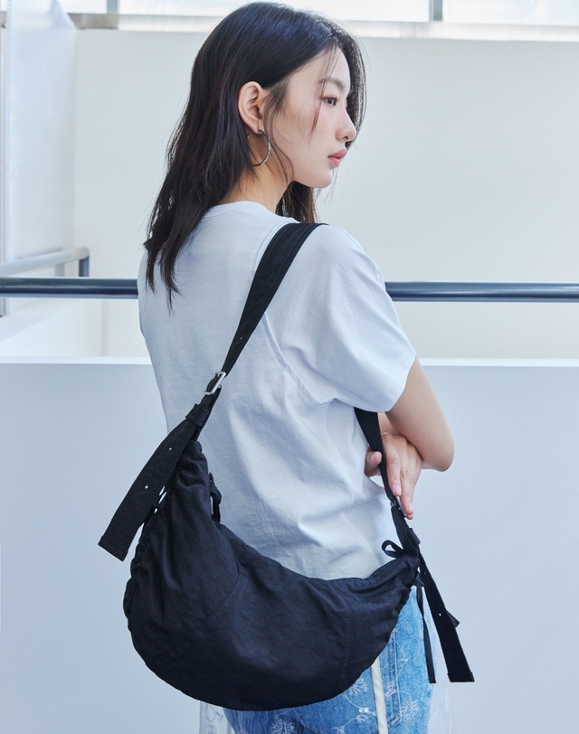 질스튜어트 뉴욕 액세서리 [스테디셀러][보우백] 블랙 나일론 리본 포인트 호보 크로스백 착용컷