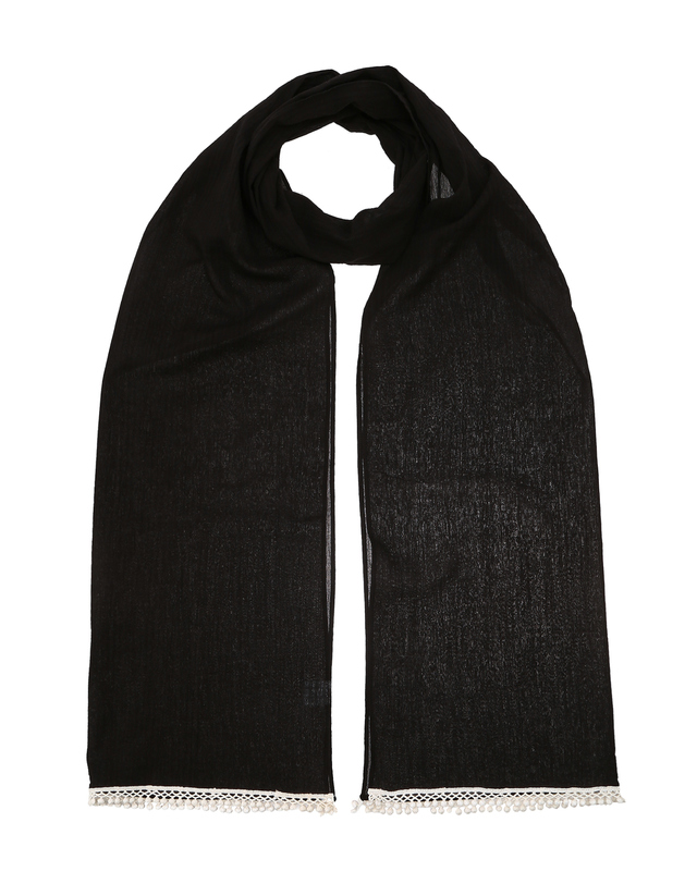 질스튜어트 뉴욕 액세서리 블랙 테슬 롱 스카프 (Black Tassel Long Scarf) 착용컷