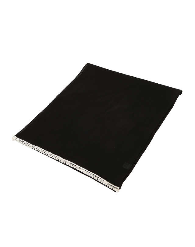 질스튜어트 뉴욕 액세서리 블랙 테슬 롱 스카프 (Black Tassel Long Scarf) 착용컷