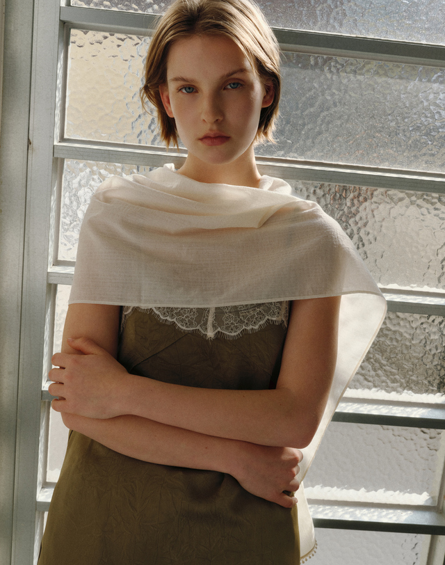 질스튜어트 뉴욕 액세서리 아이보리 테슬 롱 스카프 (Ivory Tassel Long Scarf 착용컷