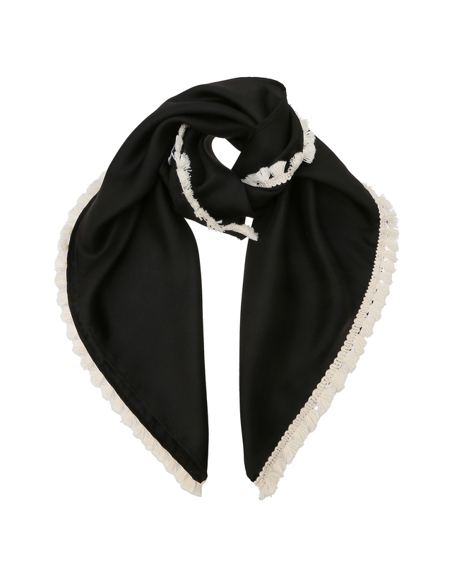 질스튜어트 뉴욕 액세서리 블랙 실크 테슬 스퀘어 스카프 (Black Silk Tassel Square Scarf) 착용컷