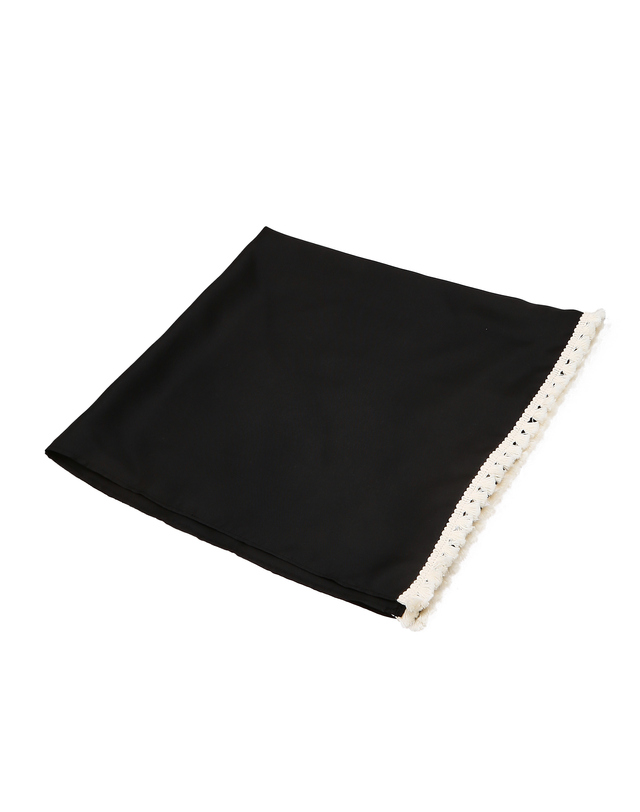 질스튜어트 뉴욕 액세서리 블랙 실크 테슬 스퀘어 스카프 (Black Silk Tassel Square Scarf) 착용컷