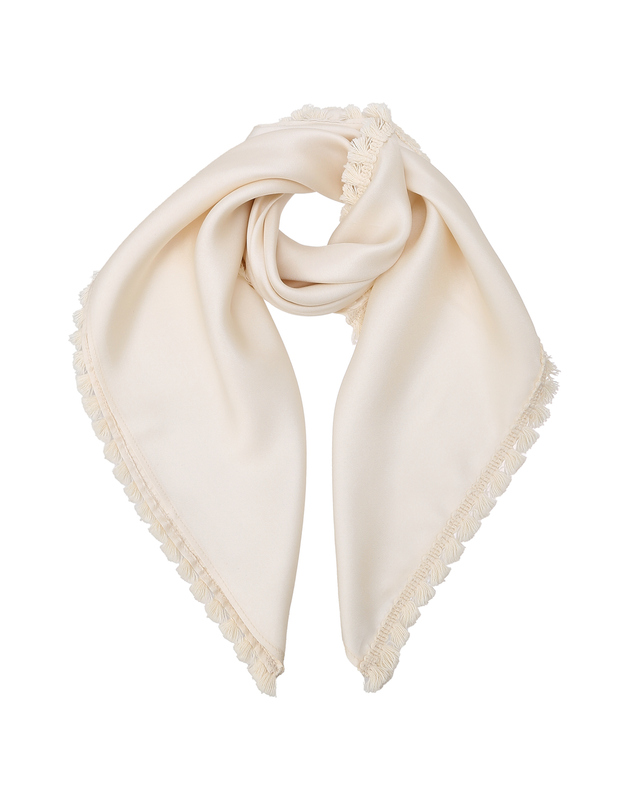 질스튜어트 뉴욕 액세서리 아이보리 실크 테슬 스퀘어 스카프(Ivory Silk Tassel Square Scarf) 착용컷