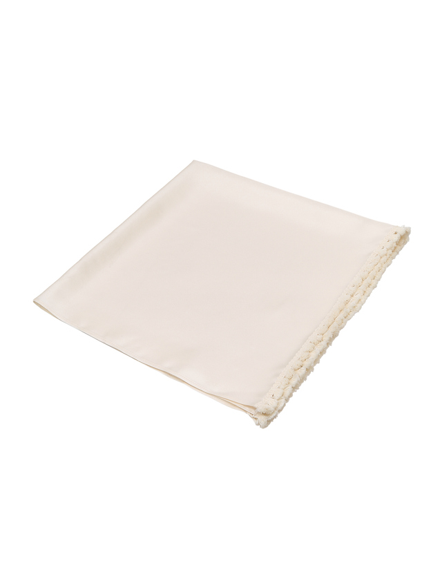 질스튜어트 뉴욕 액세서리 아이보리 실크 테슬 스퀘어 스카프(Ivory Silk Tassel Square Scarf) 착용컷