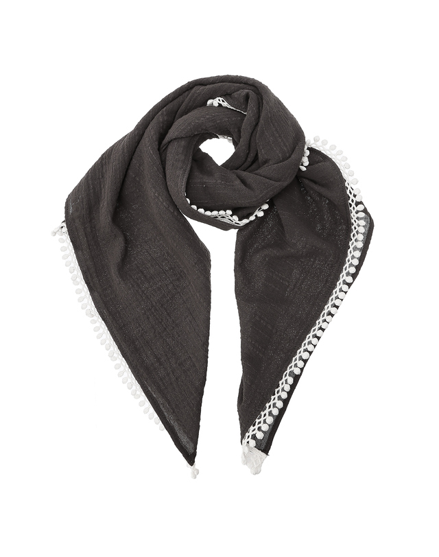 질스튜어트 뉴욕 액세서리 그레이 코튼 테슬 스퀘어 스카프 (Gray Cotton Tassel Square Scarf) 착용컷