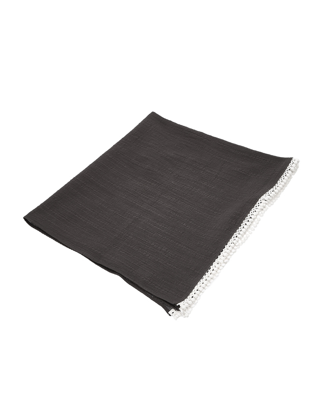 질스튜어트 뉴욕 액세서리 그레이 코튼 테슬 스퀘어 스카프 (Gray Cotton Tassel Square Scarf) 착용컷