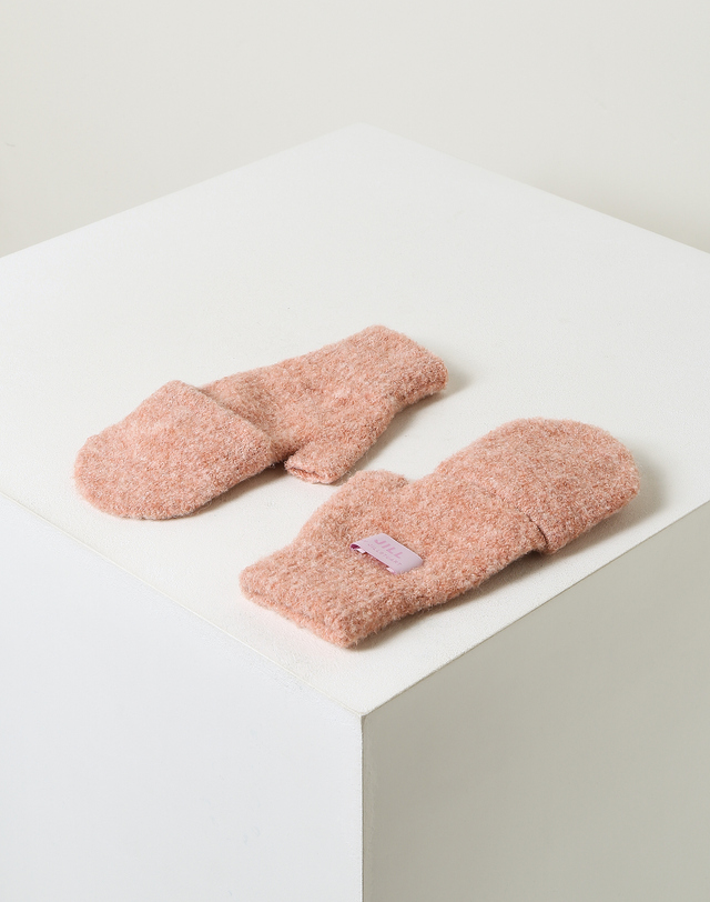 질 바이 질스튜어트 폭닥 코랄 부클 미튼 장갑 밝은 코랄 착용컷