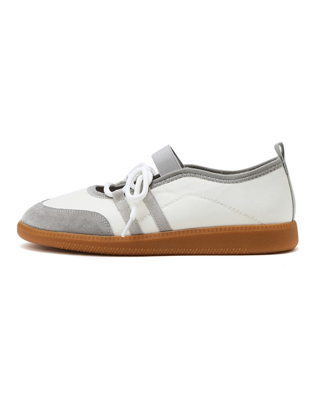 질 바이 질스튜어트 [포피] 화이트 슬림 플랫 레이스업 스니커즈 밝은 그레이 착용컷