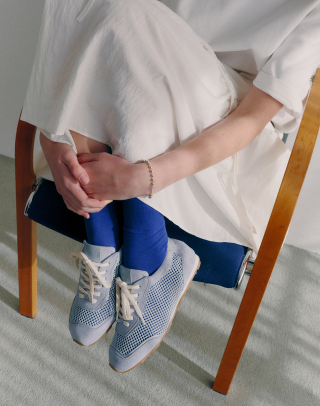 질 바이 질스튜어트 [포미] 메쉬 소프트 스니커즈_라이트블루 밝은 블루 착용컷