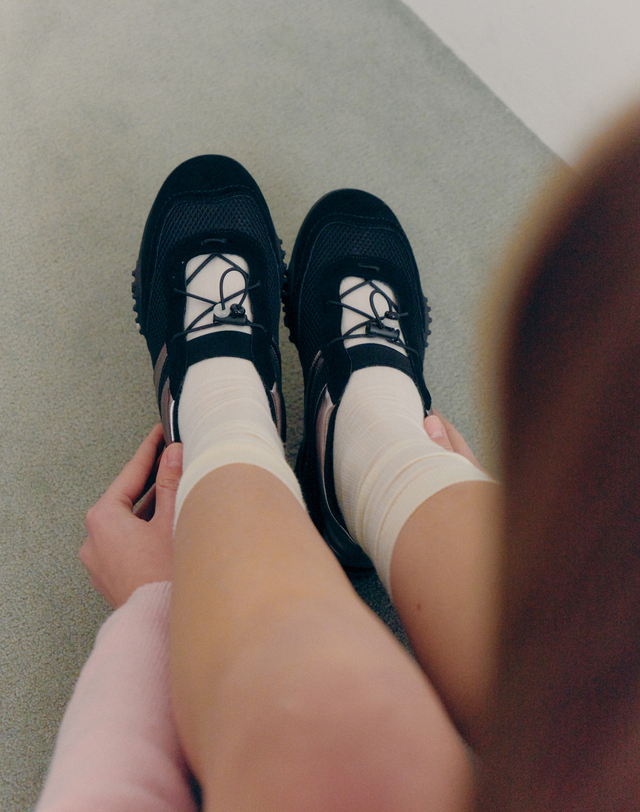 질 바이 질스튜어트 [애비] 메쉬 장식 스니커즈_블랙 착용컷