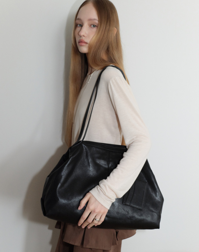 질 바이 질스튜어트 [포에] 카드참 소프트 쇼퍼백 블랙_PU 착용컷