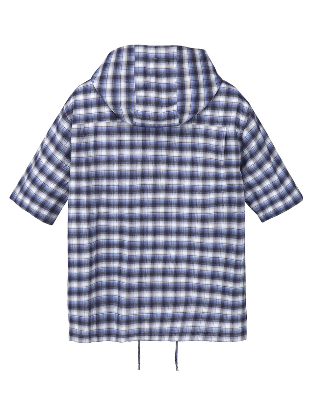 질스튜어트 뉴욕 남성 블루 Crinkle fabric 후드 반팔 셔츠 착용컷