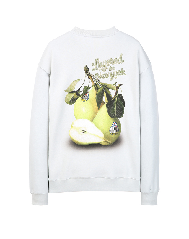 질스튜어트 뉴욕 남성 [NEW YORK PALETTE] NEWYORK PEAR 그래픽 맨투맨 - 라이트그린 밝은 초록 착용컷