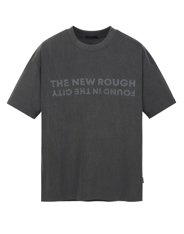 질스튜어트 뉴욕 남성 THE NEW ROUGH 그래픽 티셔츠 - 차콜그레이 차콜 그레이 착용컷