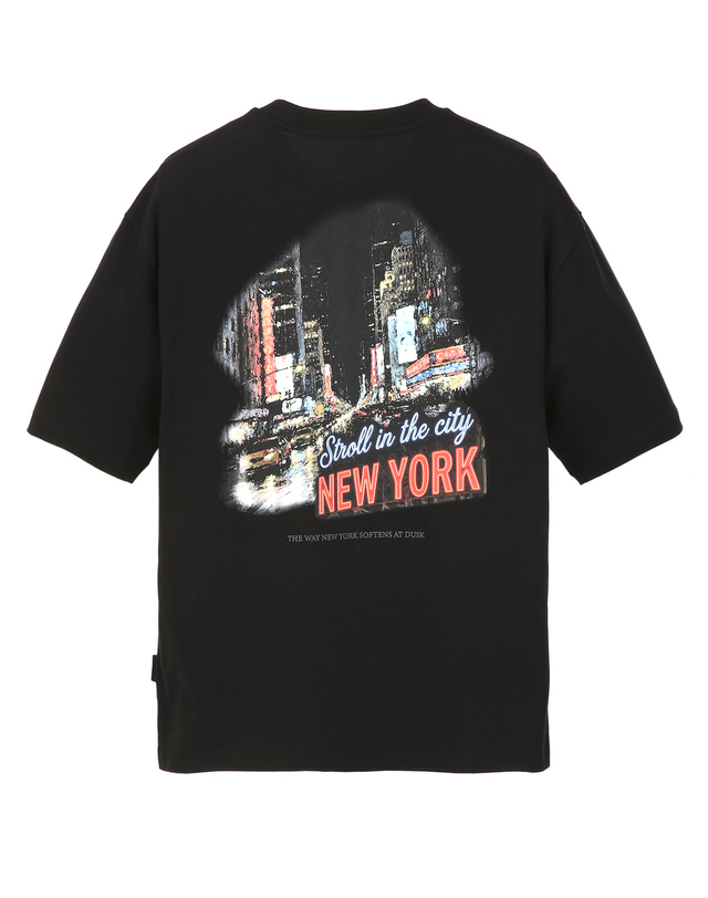 질스튜어트 뉴욕 남성 [NEWYORK PALETTE] MIDNIGHT VELOCITY 그래픽 티셔츠 - 블랙 착용컷