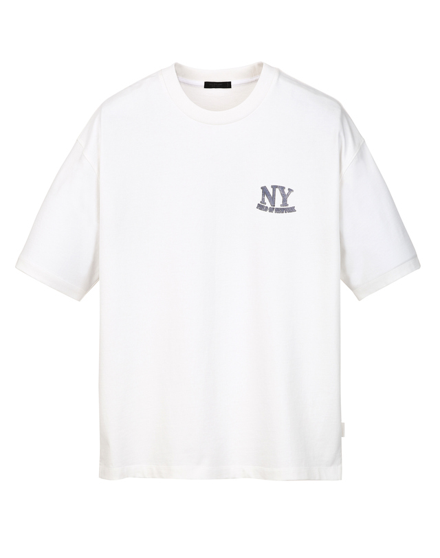 질스튜어트 뉴욕 남성 [NEWYORK PALETTE] SUMMER LEAGUE 그래픽 티셔츠 - 화이트 흰색 착용컷