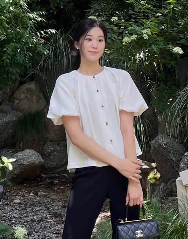 [일본 수입소재] 아이보리 셔링장식 반팔블라우스