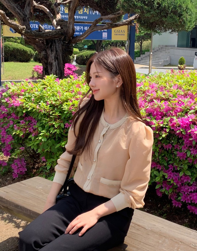 질스튜어트 뉴욕 여성 베이지 글리터장식 긴팔블라우스 착용컷
