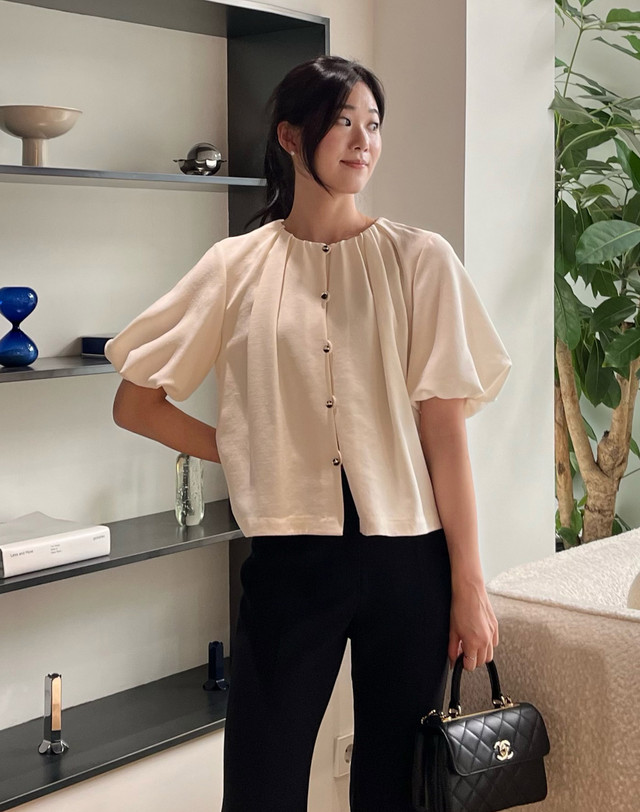 질스튜어트 뉴욕 여성 [일본 수입소재] 아이보리 셔링장식 반팔블라우스 착용컷