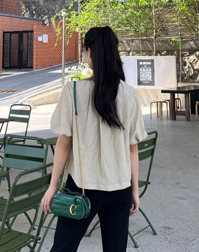 질스튜어트 뉴욕 여성 카키 셔링장식 레이온혼방 반팔블라우스 밝은 카키 착용컷