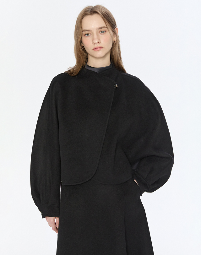질스튜어트 뉴욕 여성 블랙 솔리드 울캐시미어 원버튼 모던 하프 숏코트 착용컷