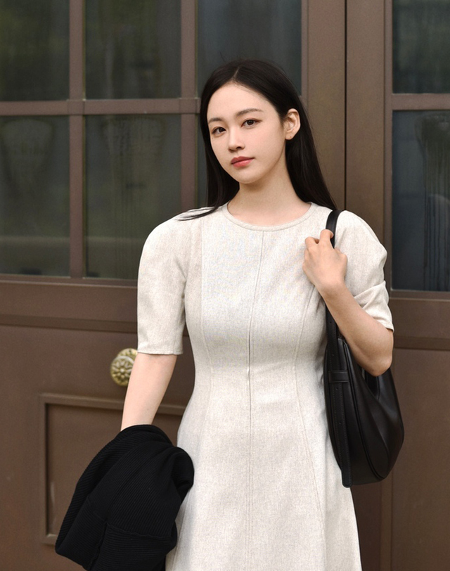 질스튜어트 뉴욕 여성 멜란지 베이지 절개장식 롱 반팔 원피스 착용컷