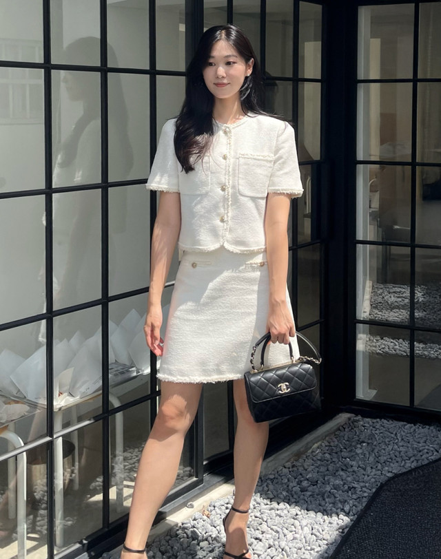 질스튜어트 뉴욕 여성 아이보리 글리터장식 코튼혼방 미니스커트 착용컷