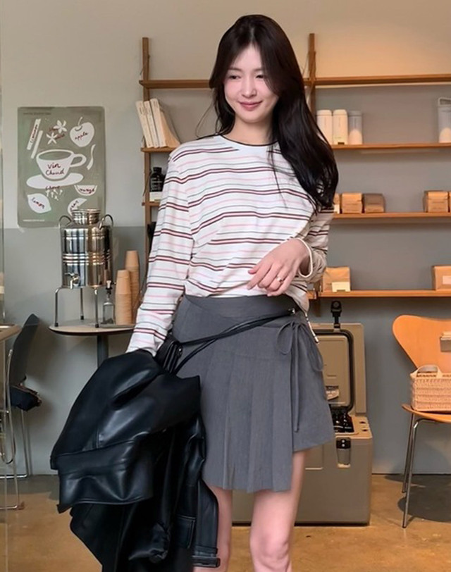 질스튜어트 뉴욕 여성 핑크 스트라이프 코튼 긴팔티셔츠 밝은 핑크 착용컷