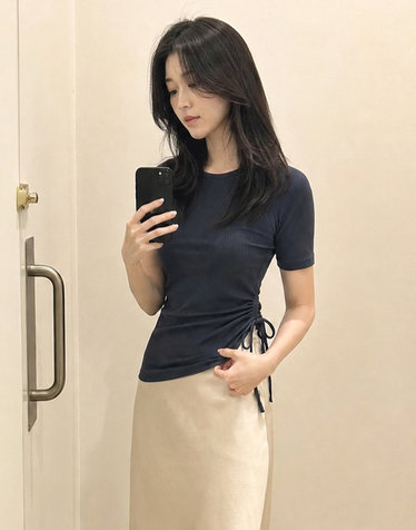 [ONLINE EXCLUSIVE] 네이비 셔링장식 사이드 트임 코튼 반팔티셔츠