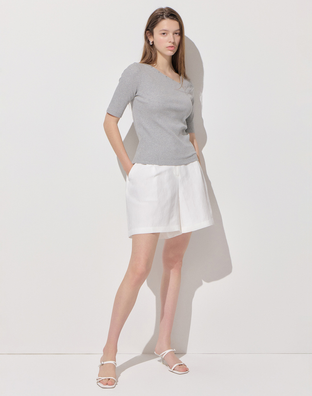 질스튜어트 뉴욕 여성 [ONLINE EXCLUSIVE] 화이트 린넨 턱장식 뒷밴딩 숏팬츠 하프팬츠 쇼츠 흰색 착용컷