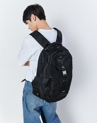 벨티드 버클장식 블랙 나일론 백팩