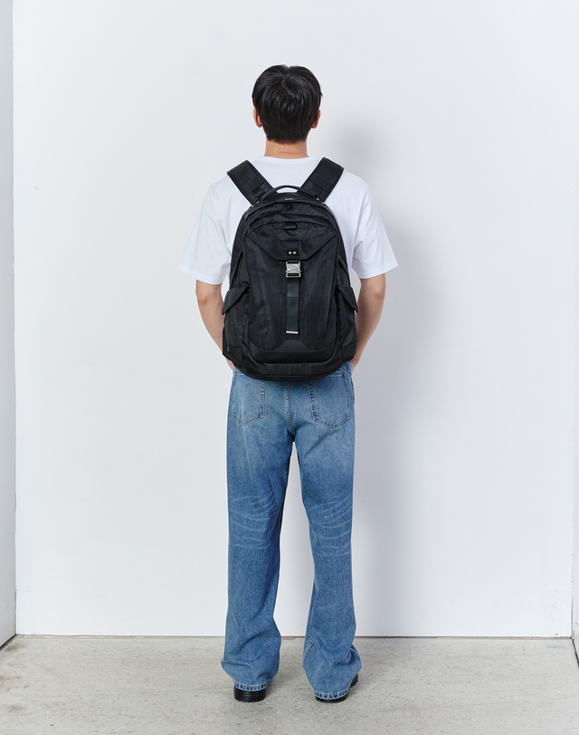 질스튜어트 뉴욕 질스튜어트 액세서리 남성 벨티드 버클장식 블랙 나일론 백팩 착용컷
