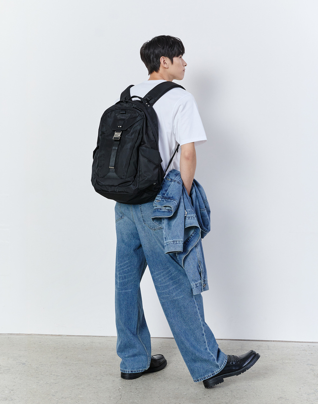 질스튜어트 뉴욕 질스튜어트 액세서리 남성 벨티드 버클장식 블랙 나일론 백팩 착용컷