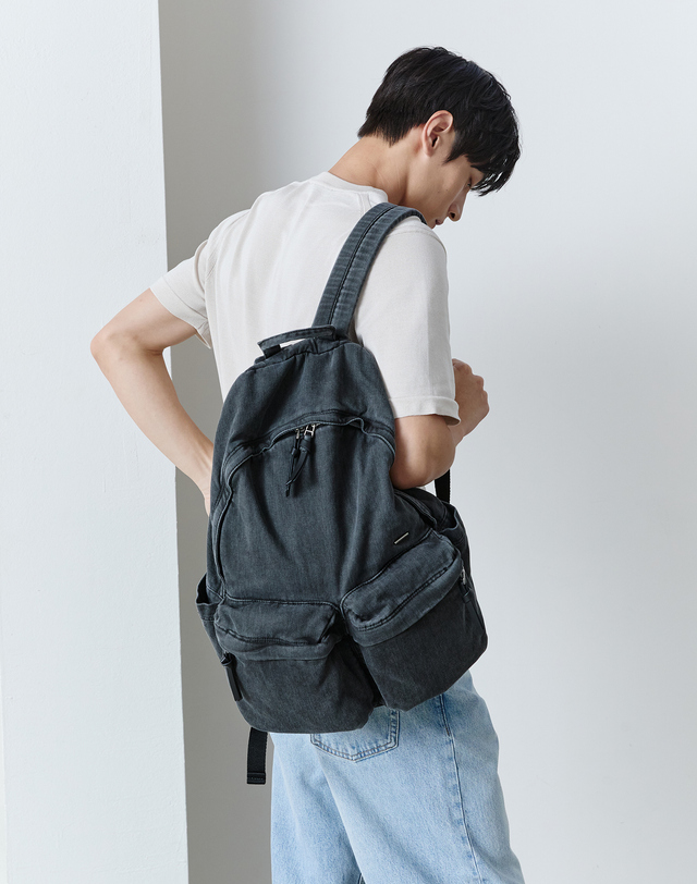 질스튜어트 뉴욕 질스튜어트 액세서리 남성 [Washing Denim] 그레이 워싱데님 투포켓 백팩 착용컷