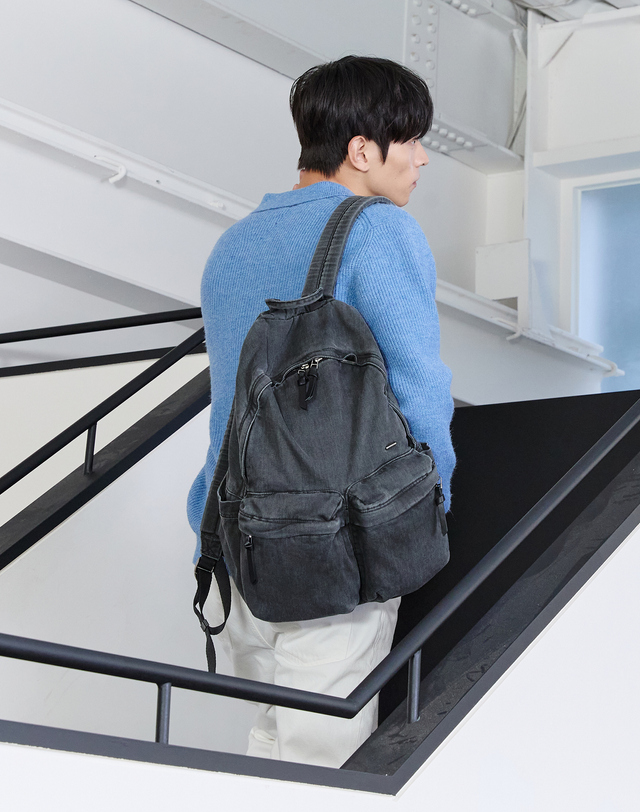 질스튜어트 뉴욕 질스튜어트 액세서리 남성 [Washing Denim] 그레이 워싱데님 투포켓 백팩 착용컷