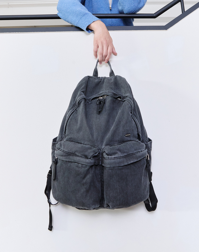 질스튜어트 뉴욕 질스튜어트 액세서리 남성 [Washing Denim] 그레이 워싱데님 투포켓 백팩 착용컷