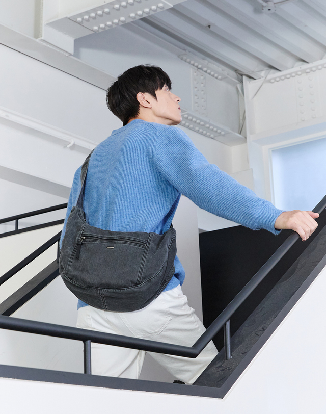 질스튜어트 뉴욕 질스튜어트 액세서리 남성 [Washing Denim] 그레이 워싱데님 크로스백 착용컷