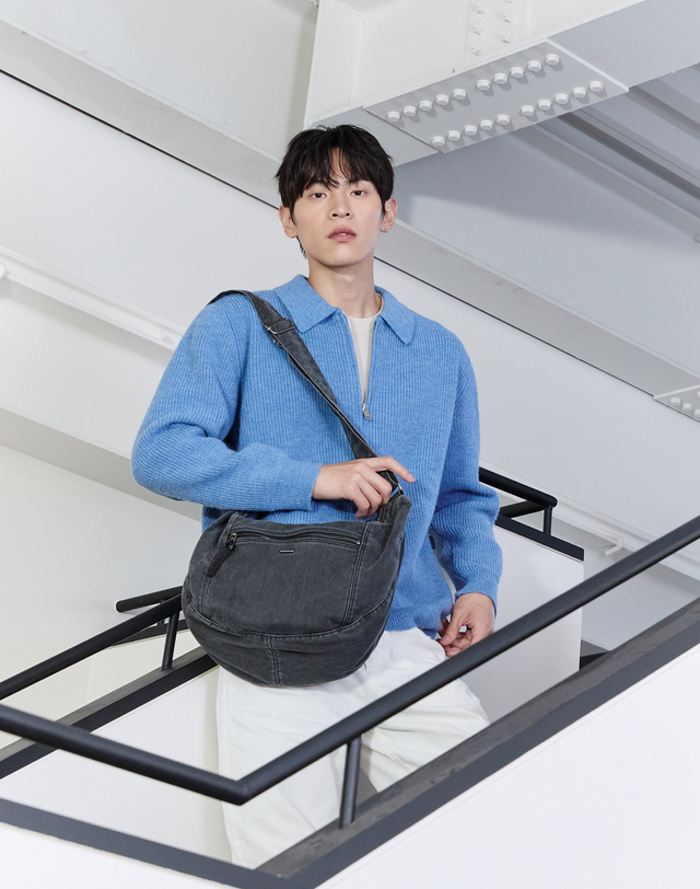 질스튜어트 뉴욕 질스튜어트 액세서리 남성 [Washing Denim] 그레이 워싱데님 크로스백 착용컷