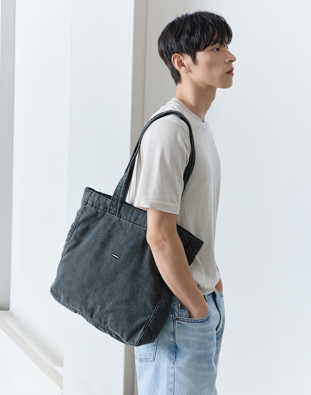 질스튜어트 뉴욕 질스튜어트 액세서리 남성 [Washing Denim] 그레이 워싱데님 에코백 겸 토트백 착용컷