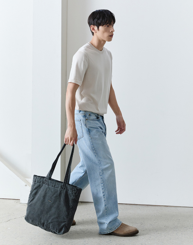 질스튜어트 뉴욕 질스튜어트 액세서리 남성 [Washing Denim] 그레이 워싱데님 에코백 겸 토트백 착용컷