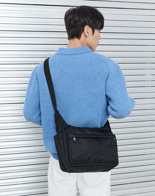 질스튜어트 뉴욕 질스튜어트 액세서리 남성 [캐리어결합/RFID 차단][루트] 트래블 경량 나일론 크로스백 (여행가방) 블랙 착용컷