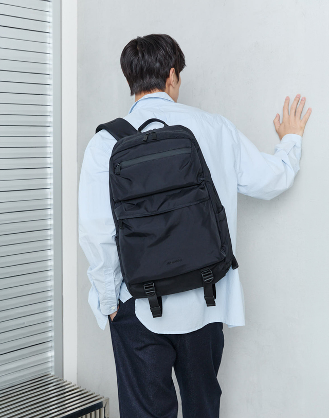 질스튜어트 뉴욕 질스튜어트 액세서리 남성 [브룩스] 로고장식 나일론 백팩 블랙 착용컷