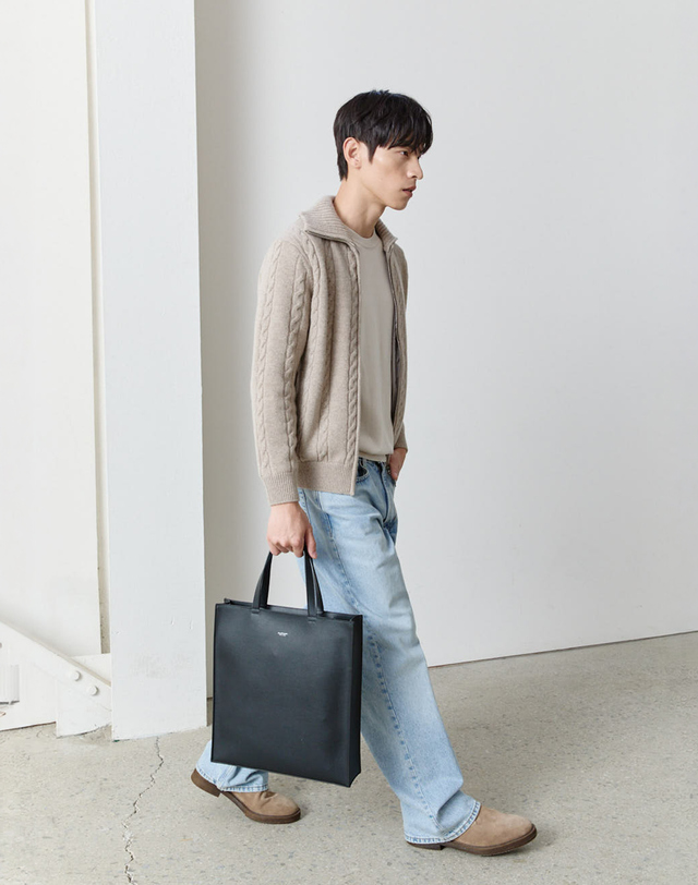 질스튜어트 뉴욕 질스튜어트 액세서리 남성 [SCOTT] 스캇 세로형 토트백 미디움 사이즈 (크로스겸용/별도파우치포함) 블랙 착용컷